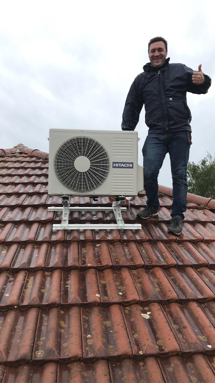 Mathieu Maurin, fondateur Easy Calo, sur un chantier d'installation de pompe à chaleur à Le Montellier